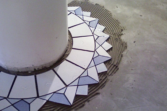 è un rosone creato da una azienda famosa nella produzione dei mosaici ( La Megaron)  