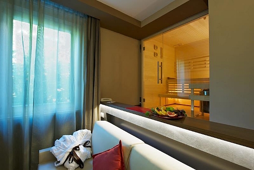 Wellness room Hotel Villa dei Platani Foligno
Sauna di design con fronte vetrato, rialzata ed incassata.