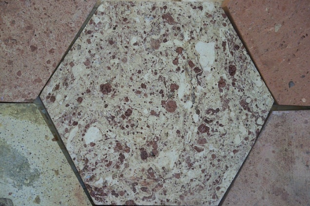 Pavimenti in cotto nel formato esagonale ottenuto utilizzando mattoncini vecchi di recupero.