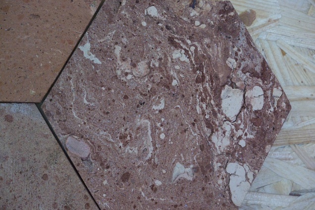 Pavimenti in cotto ottenuto utilizzando vecchi mattoni variegati.