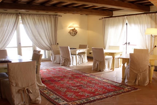 Una stanza dove il pavimento e le pianelle del sottotetto in cotto Pressobeton esaltano lo stile country 