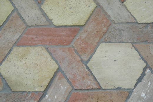 Un pavimento in cotto Pressobeton con esagoni e losanghe