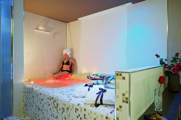 Wellness room Hotel Villa dei Platani Foligno
Vasca idromassaggio, su misura, con lama d