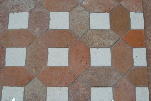 Un pavimento in cotto Pressobeton con losanghe e quadre