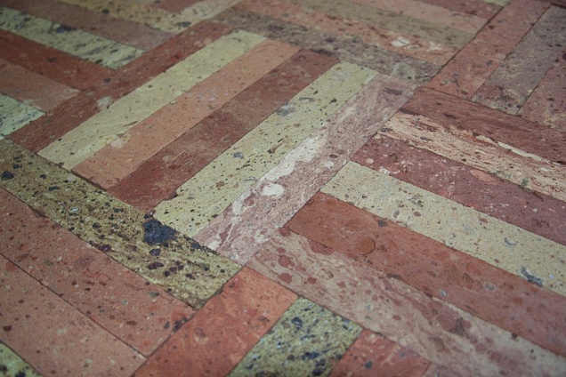 Pavimenti in cotto a listelli rettangolari ottenuti da antichi mattoncini di recupero.