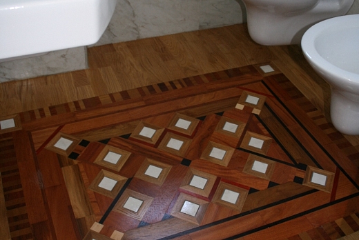 Bagno con tappeto classico su fondo rovere.