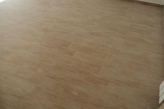 posa in opera pavimento 15x60 incollato e stuccato