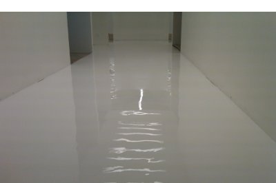 Pavimenti in resina Protection in colata bianca