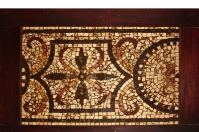 Mosaico romano anticato con inserti di cocciopesto