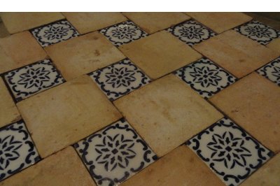 Pavimenti in cotto con inserimento di maioliche