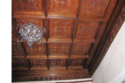 Soffitto in legno intersiato a cassettoni,  a mano
