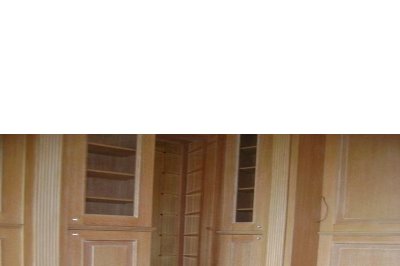 Boiserie in legno con libreria