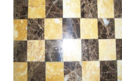 Pavimentazione a scacchiera in marmo