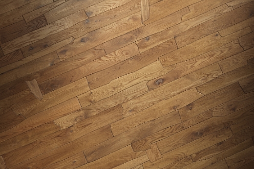 Modello Palladio linea Intarsio di Berti.
Rovere, prefinito intarsiato verniciato.