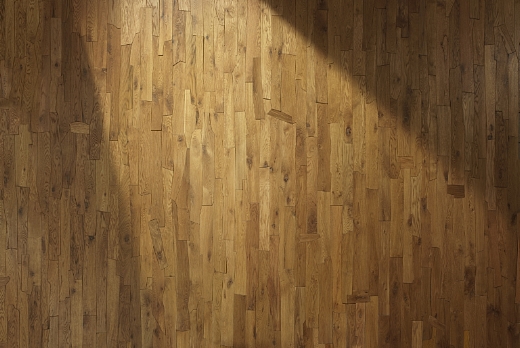 Modello Palladio linea Intarsio di Berti.
Rovere, prefinito intarsiato verniciato.