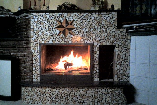 é stato realizzato con n°6 tipi di mattonelle diverse tra loro, tutte da rivestimenti per bagni, assemblate e rettificate per dare un effetto, erose dal mare....